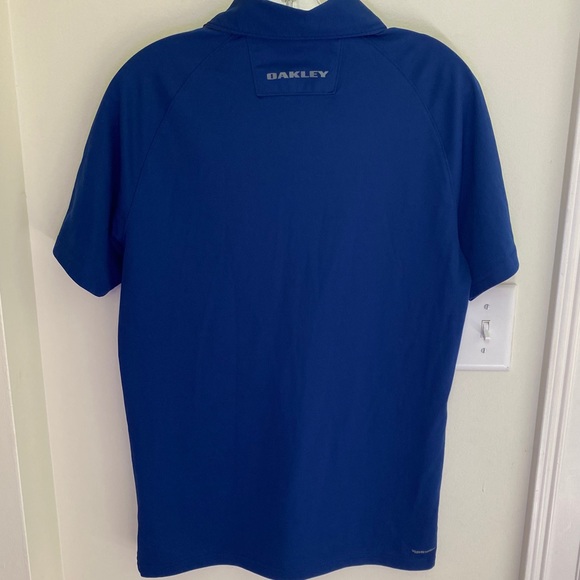 Oakley men’s Size Small Golf Shirt - Picture 2 of 2